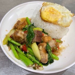 คะน้าหมูกรอบราดข้าว