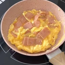 ข้าวไข่ข้นหน้าแฮมหมูล้นๆ