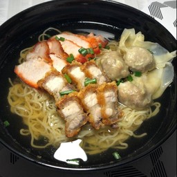 บะหมี่เกี้ยวน้ำหมูแดงหมูกรอบ