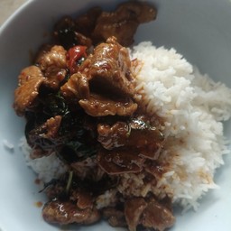 หมูชิ้นผัดพริกเผาราดข้าว