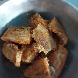 ผัดคะน้าหมูกรอบ ราดข้าว