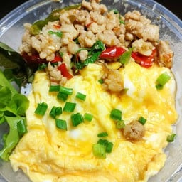 ข้าวไข่ข้นกระเพราหมูสับ