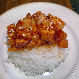 ข้าวหมูกรอบคลุกซอสหม่าล่า