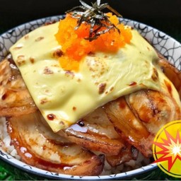 ข้าวหน้าหมูชาชูสไลด์ ราดชีส