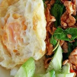 ข้าว กระเพราหมูชิ้น ไข่ดาว