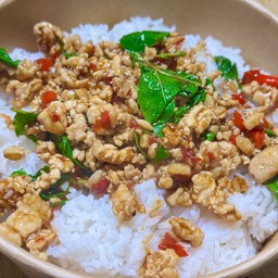 กระเพราไก่สับราดข้าว