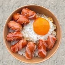 ข้าวรวมทอด(ไส้กรอก+ไข่ดาว+กุนเชียง+ไก่ยอ)