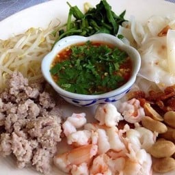 ยำก๋วยเตี๋ยวทรงเครื่อง