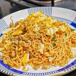 ผัดมาม่าหมูชิ้น