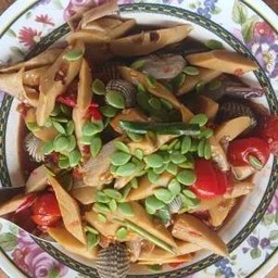 ตำหน่อไม้กุ้งสดหอยแครง