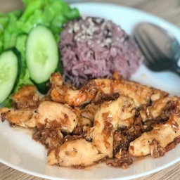 ข้าวสเต๊กไก่กระเทียมพริกไทย 390 kcal