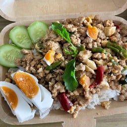 ข้าวผัดกะเพราไข่เค็มหมูสับ