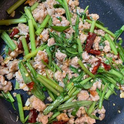 ข้าวผัดผักบุ้งหมูสับ