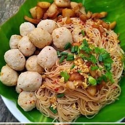 หมี่คลุกลูกชิ้นหมู