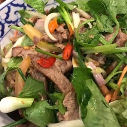 ยำหมูย่างบนผักสลัด