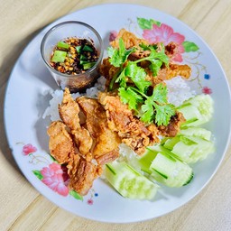 ข้าวหมูสามชั้นทอดน้ำปลาน้ำจิ้มแจ่ว