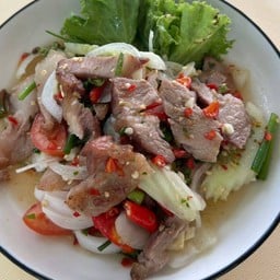 ยำคอหมูย่าง