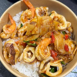 พริกเเกงทะเลใส่หน่อไม้ดอง ราดข้าว