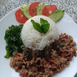 ไข่เยี่ยวม้ากะเพรากรอบราดข้าว