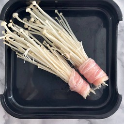 สามชั้นพันเห็ดเข็มทอง