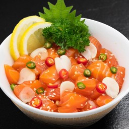 ข้าวหน้าปลาเเซลมอนดองหั่นเต๋า