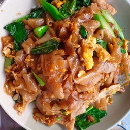 ผัดซีอิ๊วหมูไก่