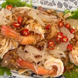 ยำส้มโอ (ใส่กุ้ง, ไก่ฉีก และไข่ต้ม)