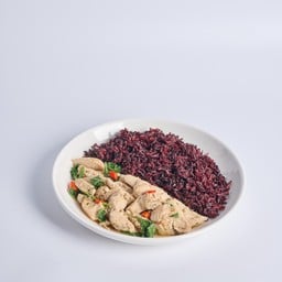 เมนูขายดี ข้าวสเต็กไก่ผัดกะเพรา สูตรคลีน 390 Kcal