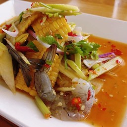 ยำข้าวโพดมะม่วงกุ้งสด