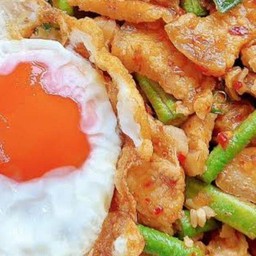 ข้าว ผัดพริกแกง หมูชิ้น ไข่ดาว