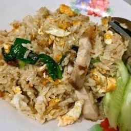 ข้าวผัดหมูกรอบ