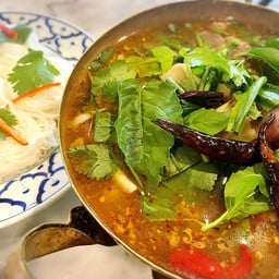 ต้มโคล้งหมูตุ๋นเสิร์ฟพร้อมเส้นหมี่ลวก