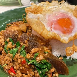 ข้าวกะเพราหมูสับไข่เยี่ยวม้ากะเพรากรอบ