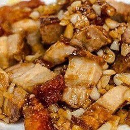 ข้าวหมูกรอบทอดกระเทียม