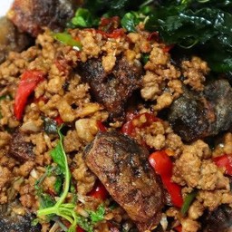 ไข่เยี่ยวม้ากระเพรากรอบ