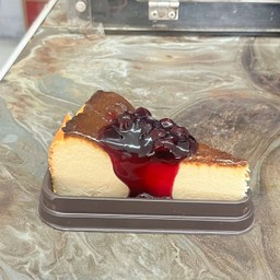 ชีสเค้กหน้าไหม้ Basque Burnt Cheesecake(ซอสบลูเบอรี่)