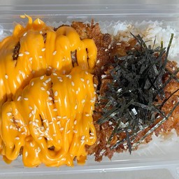 ข้าวหน้าไก่ทอดซอสเกาหลี+ชีสดิป