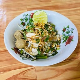 เส้นผัดไท ไก่-ลูกชิ้น