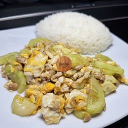 ข้าว แตงกวาผัดไข่หมูสับ
