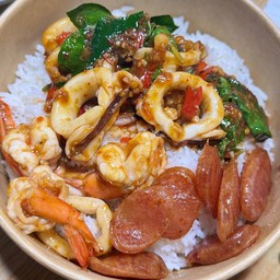 พริกแกงทะเล + กุนเชียงทอด ราดข้่ว