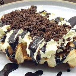 Duo Whip Cream Oreo Crumble Croffle (ดูโอ้วิปครีมโอรีโอ้ครัมเบิ้ลครอฟเฟิล)