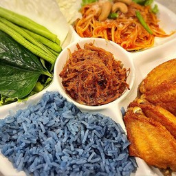 ข้าวมันส้มตำ+ปีกไก่ทอดหมูวานเส้น