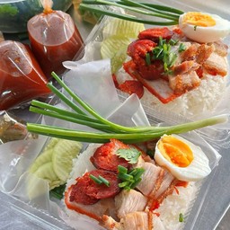 ข้าวรวมมิตร ( หมูแดง , หมูกรอบ , กุนเชียง )