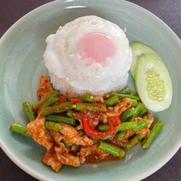 ผัดพริกแกงราดข้าว