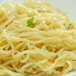 เส้นบะหมี่เหลืองลวก (คลุกกระเทียม)