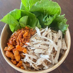 หมี่ไก่ฉีก X หมูกระจกรสต้มยำ