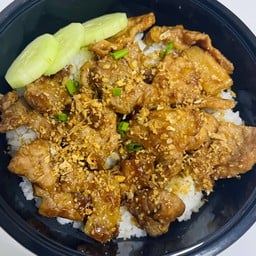 ข้าวหมูชิ้นทอดกระเทียม