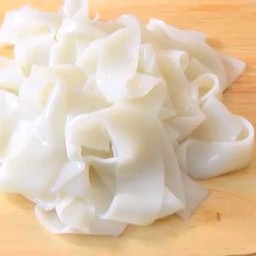 เส้นใหญ่ลวก (คลุกกระเทียม)