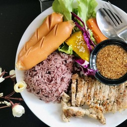 คอมโบข้าวหน้าสเต็กหมูจิ้มแจ่ว เพิ่มไส้กรอก
