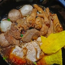 ก๋วยเตี๋ยวไก่+เนื้อ พิเศษตีนไก่